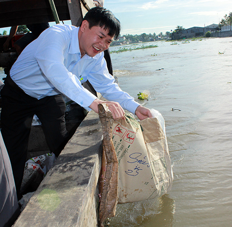 Hậu Giang: Thả hơn 1,4 tấn cá giống nhằm tái tạo nguồn lợi thủy sản