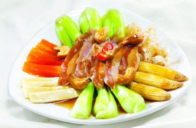 Nấm tuyết xào hải sâm chay